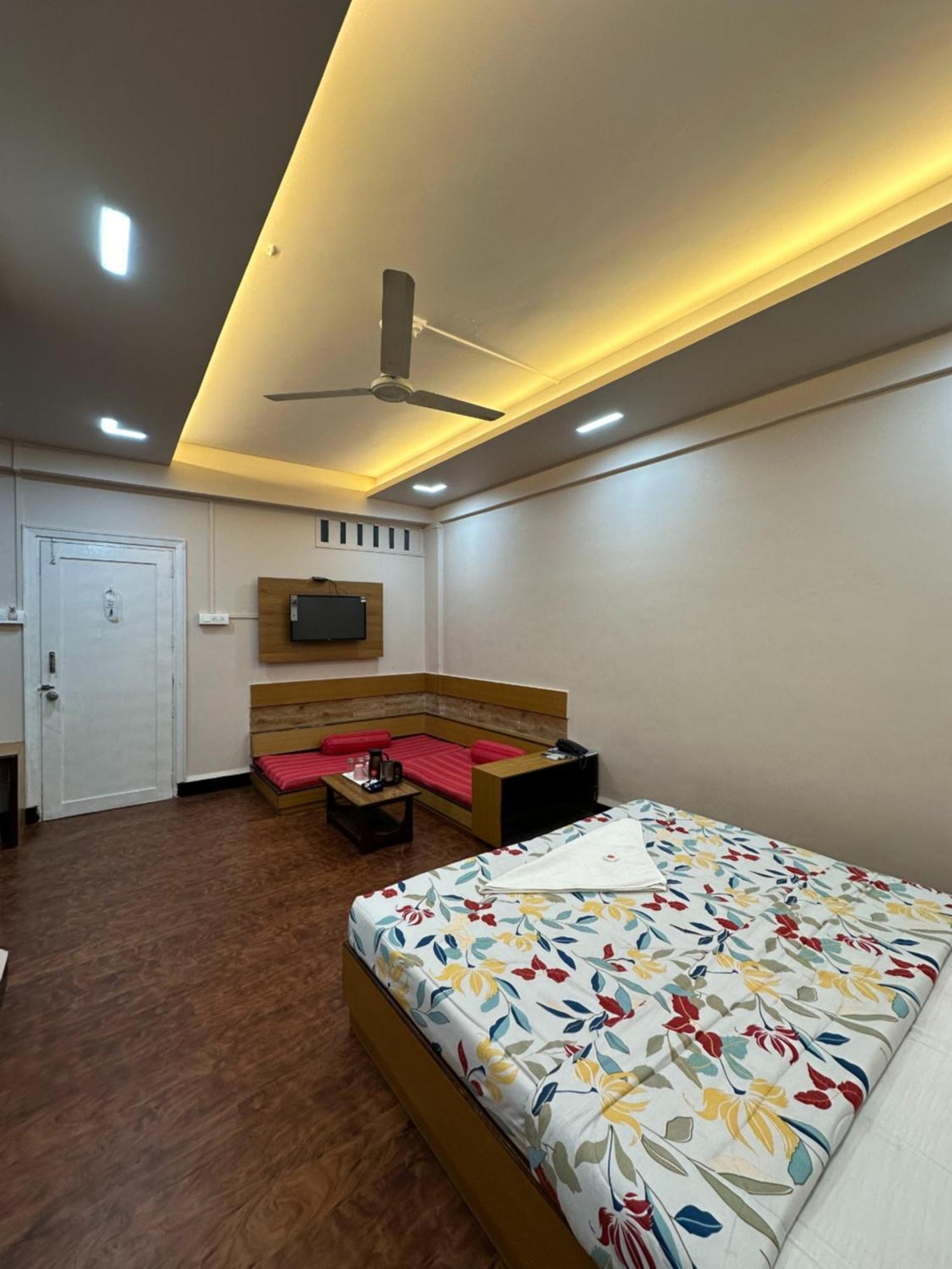Hotel Samrat, 戈尔哈布尔 外观 照片