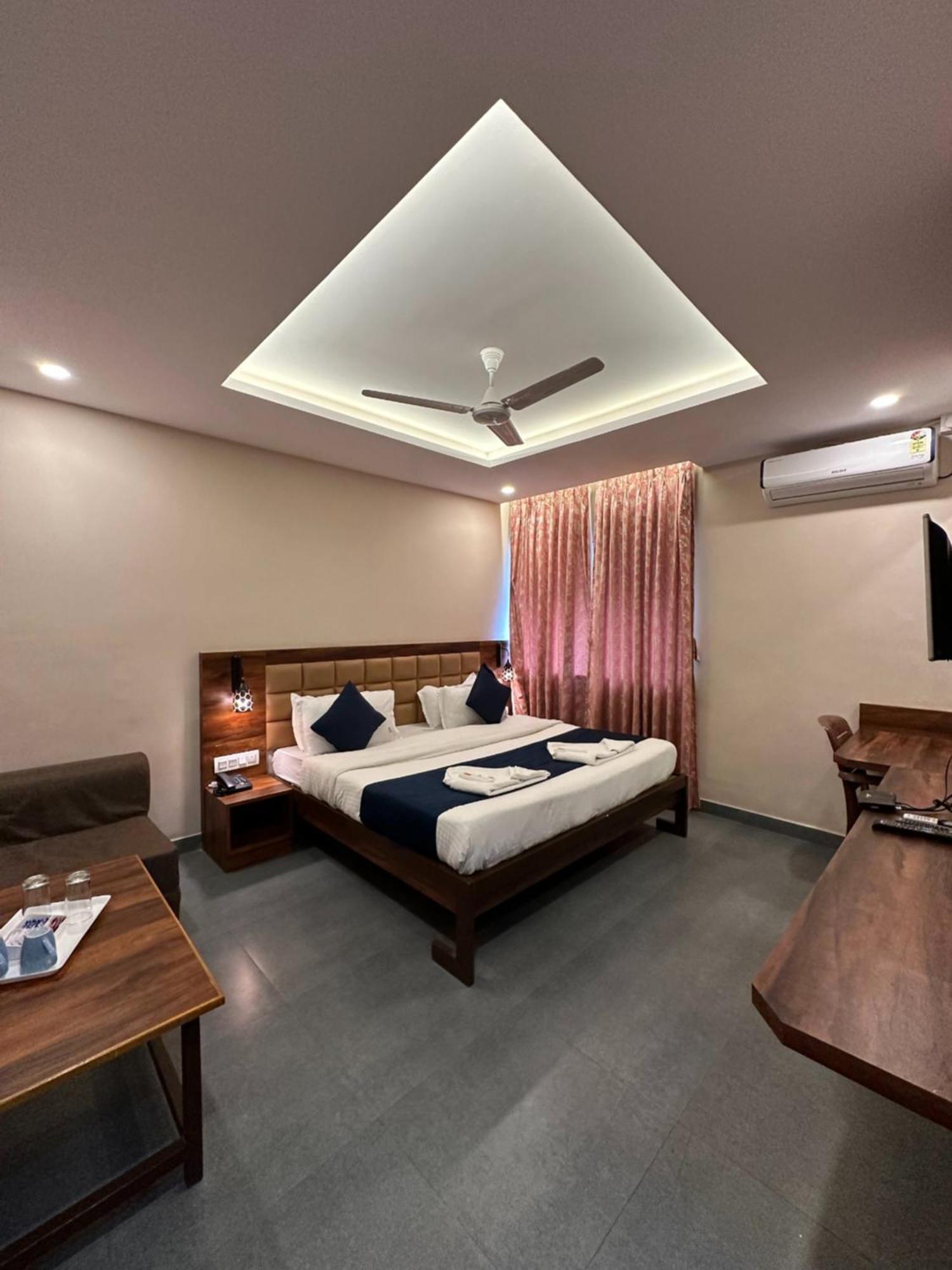 Hotel Samrat, 戈尔哈布尔 外观 照片