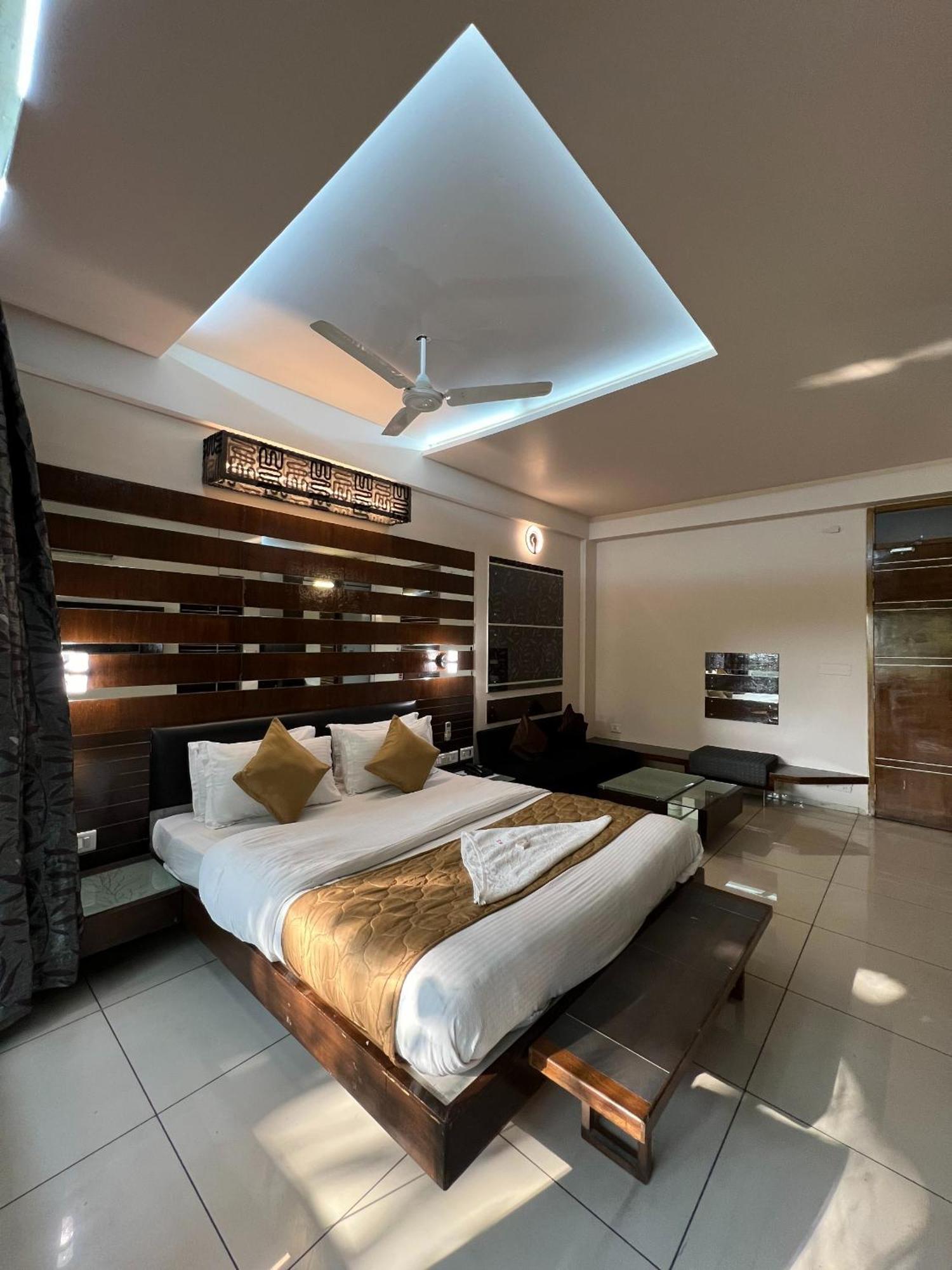 Hotel Samrat, 戈尔哈布尔 外观 照片