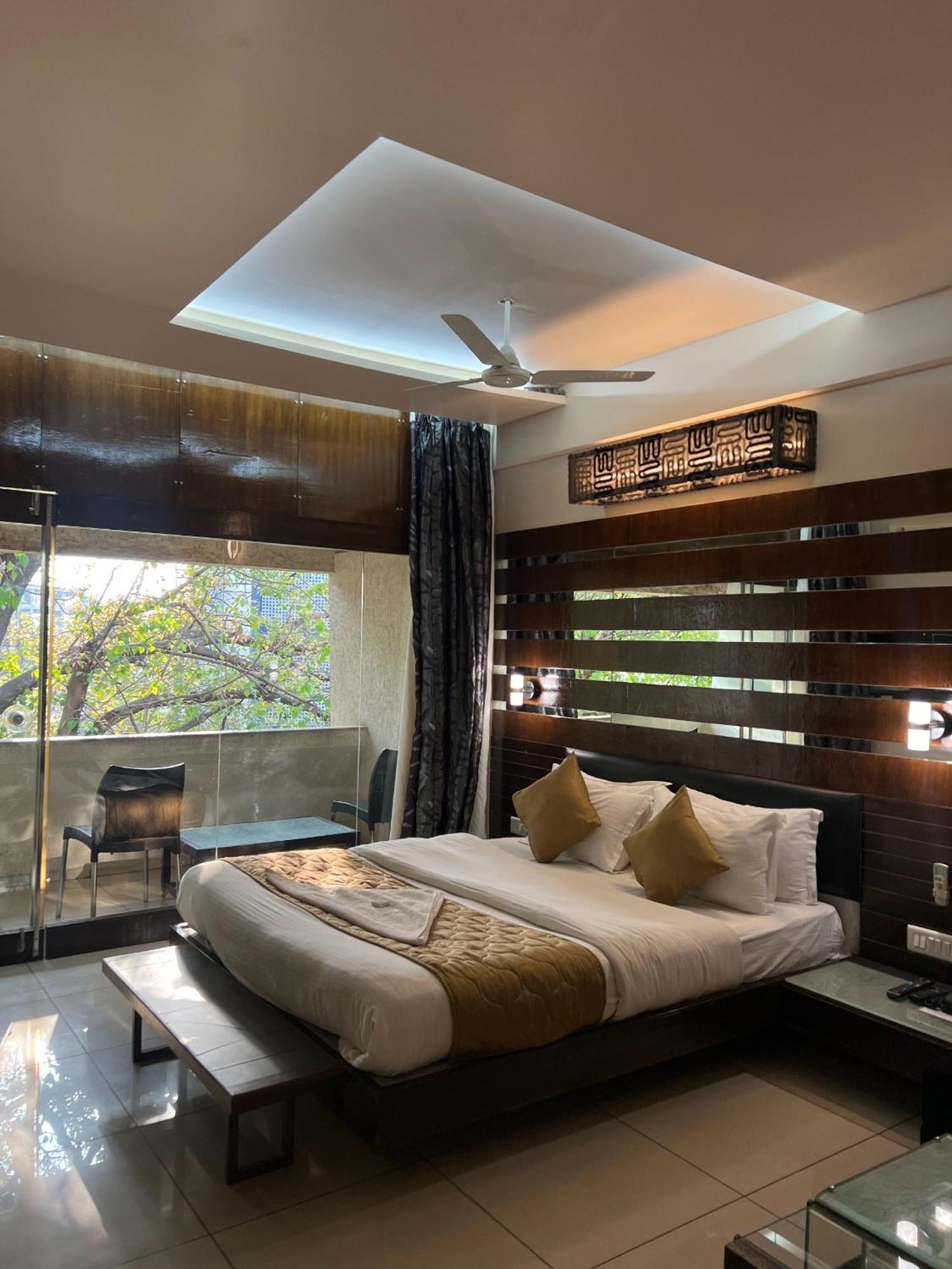 Hotel Samrat, 戈尔哈布尔 外观 照片